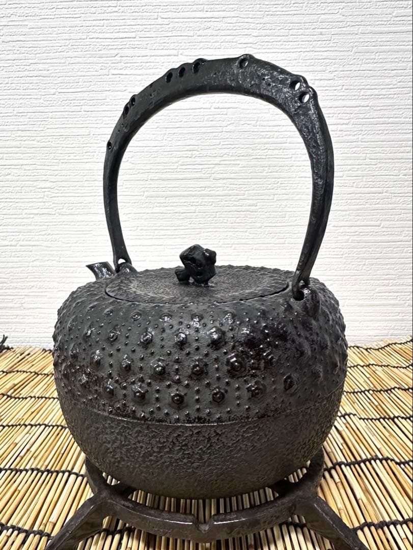 未使用保管品、供箱、付属品付　南部岩鋳造　１８型小槌亀甲　南部鉄瓶　南部鉄器