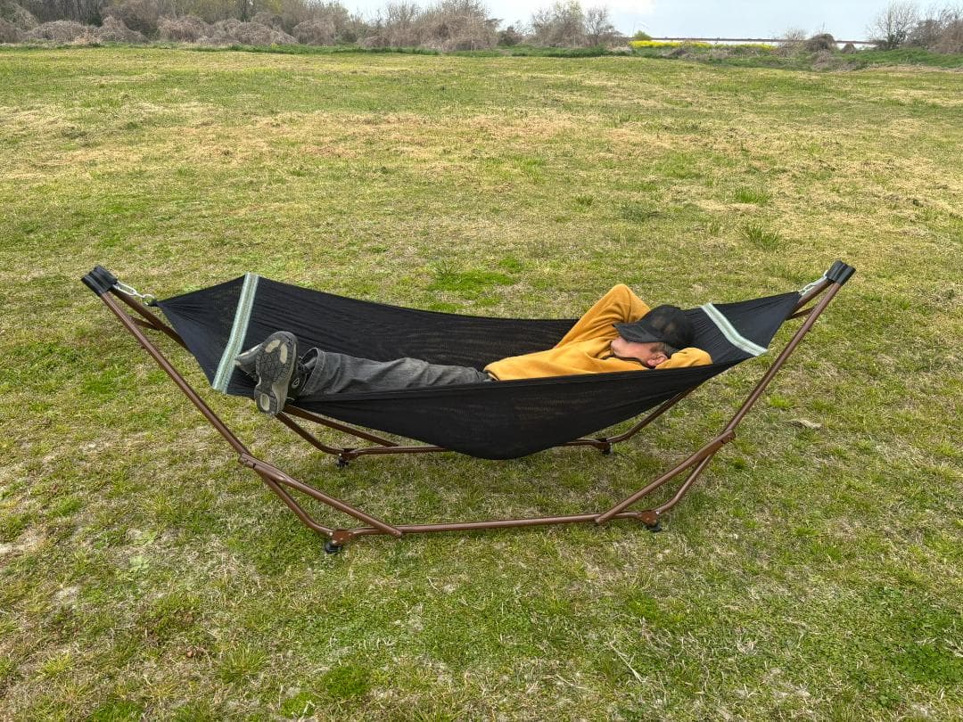 黒いナイロンハンモック 金属フレーム付き