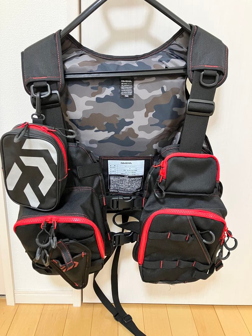 Daiwa フィッシングベスト ブラック/レッド