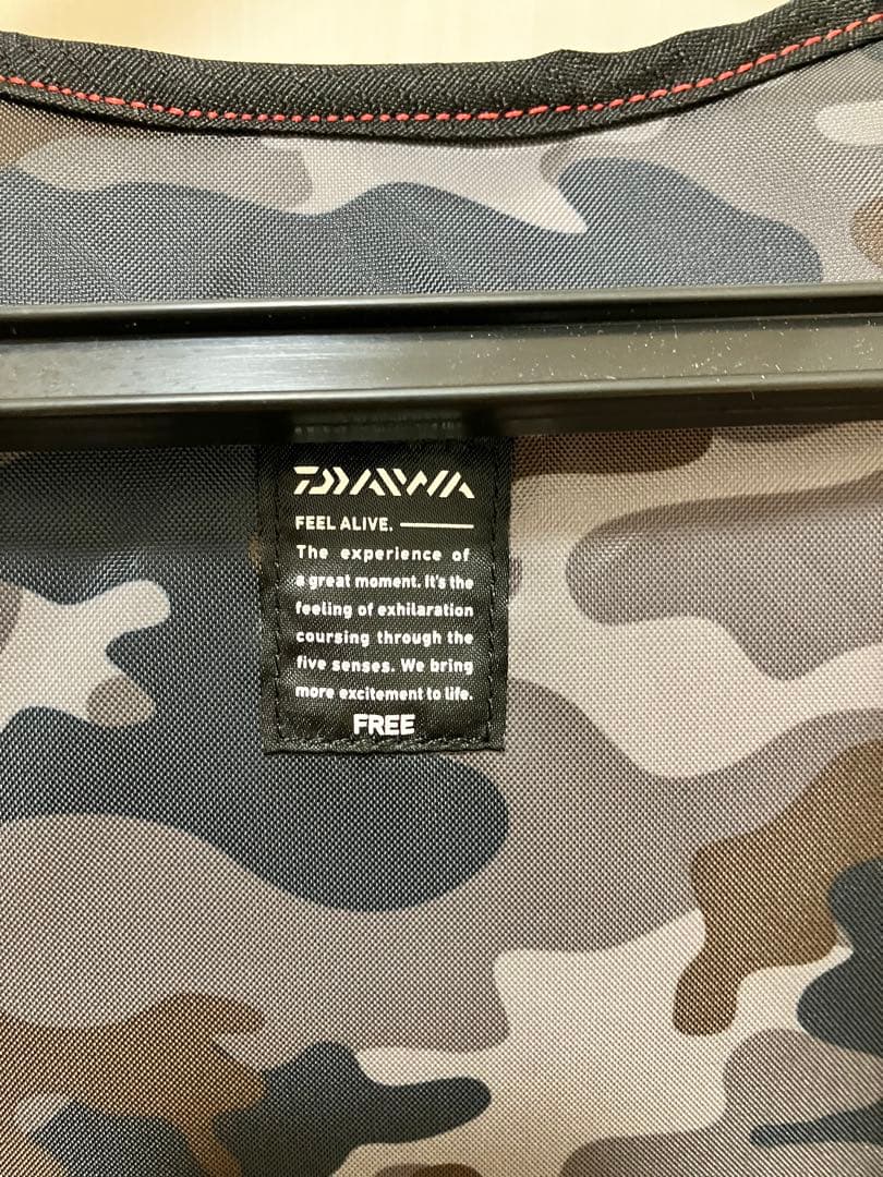 Daiwa フィッシングベスト ブラック/レッド