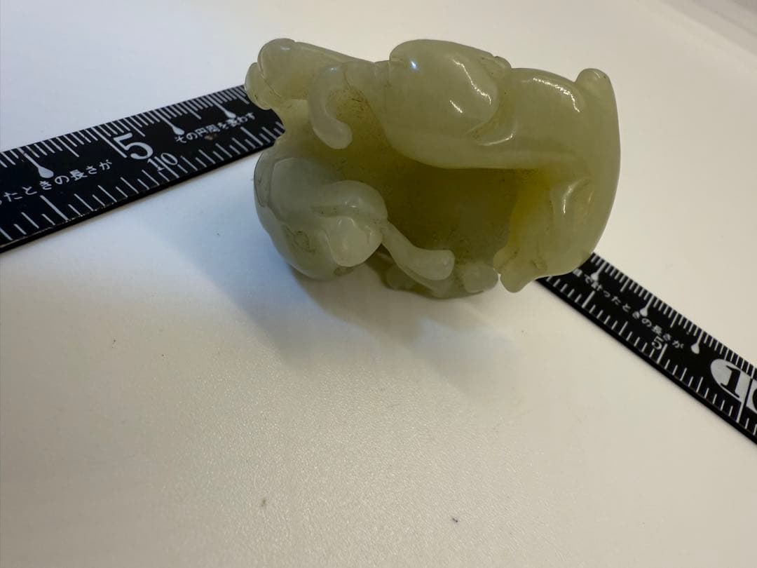 本物玉　玉石彫刻　和田玉　神獣刻　根付　紙鎮　置物
