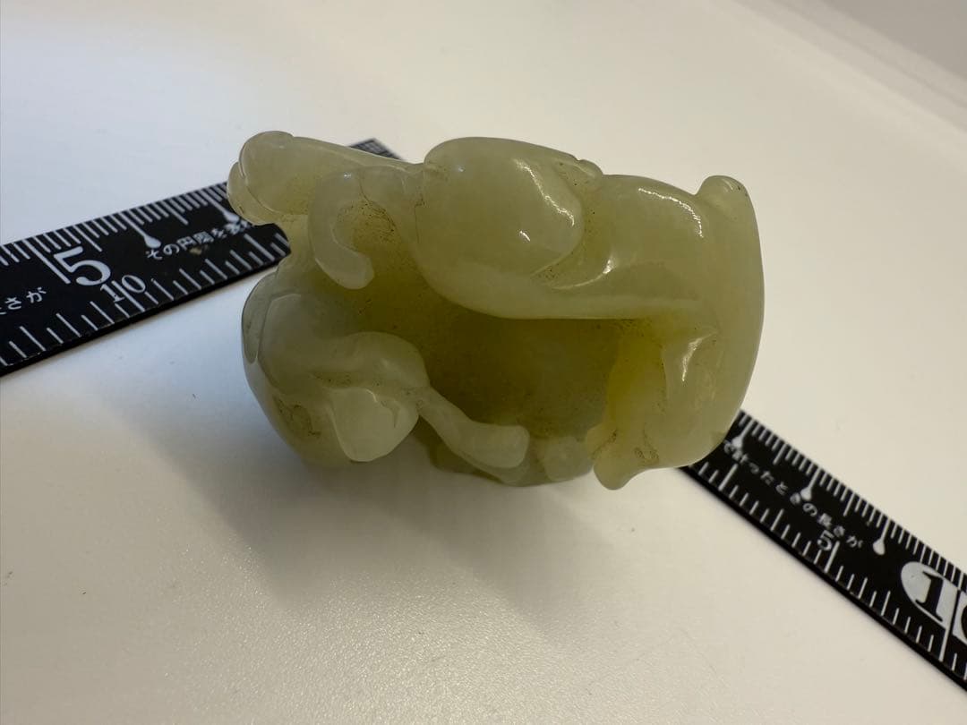 本物玉　玉石彫刻　和田玉　神獣刻　根付　紙鎮　置物