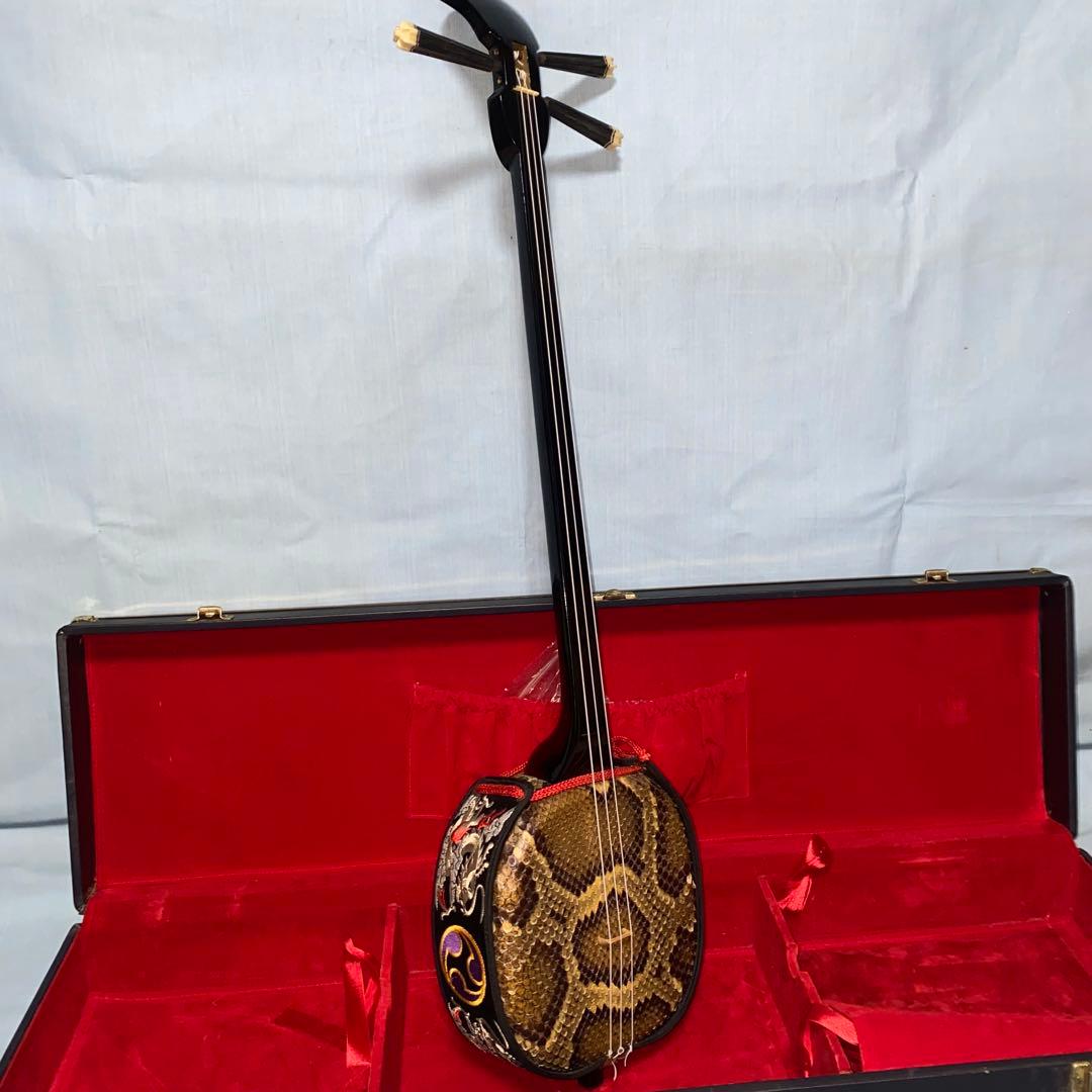 沖縄民族楽器　三線本体 強化張り蛇皮製 付属品　鍵付きハードケース