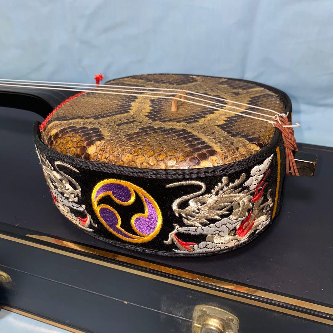 沖縄民族楽器　三線本体 強化張り蛇皮製 付属品　鍵付きハードケース