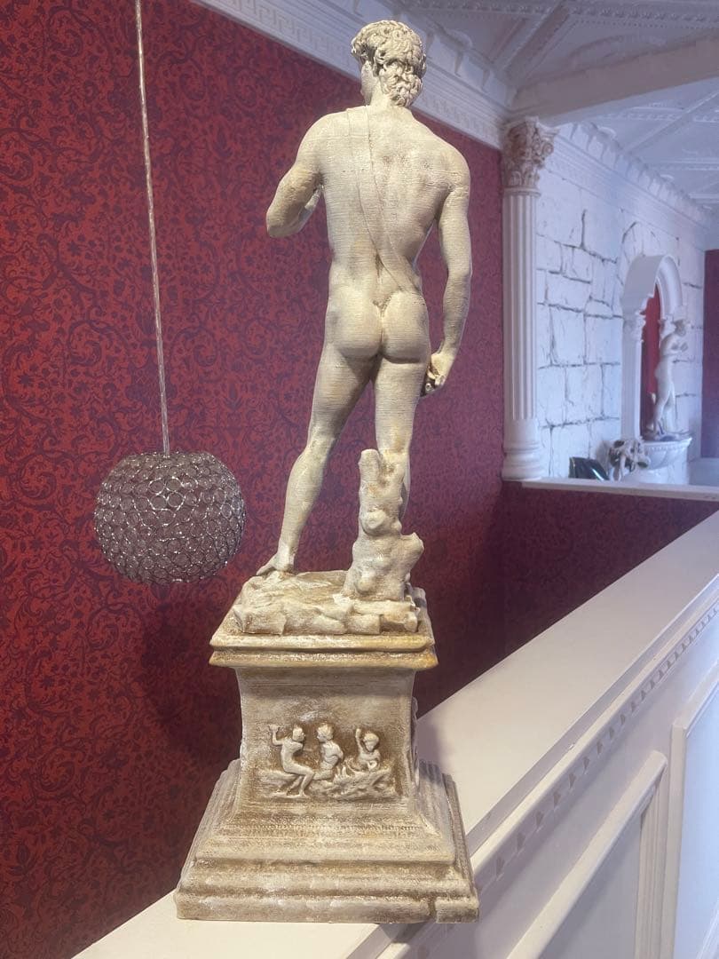 ダビデ像(ミケランジェロ)高さ:60 cm ローマの台座の上の彫像