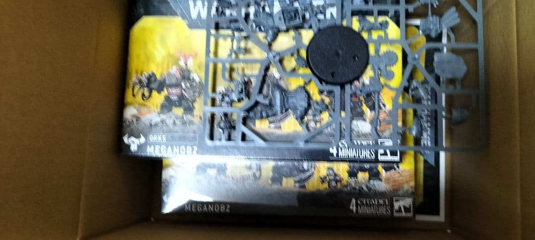 WH40Kオルク　ウォーボス（メガアーマー装備）とコンパト説明書とメガノブ2箱
