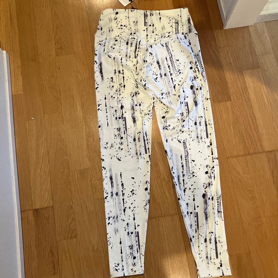 新品タグあり　suria スリア　ペタルレギンス　Lサイズ　ヨガウェア　パープル