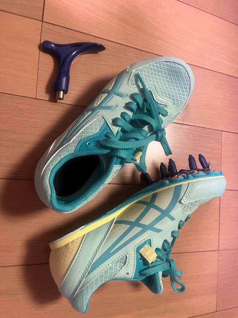 ASICS スパイクシューズ 水色