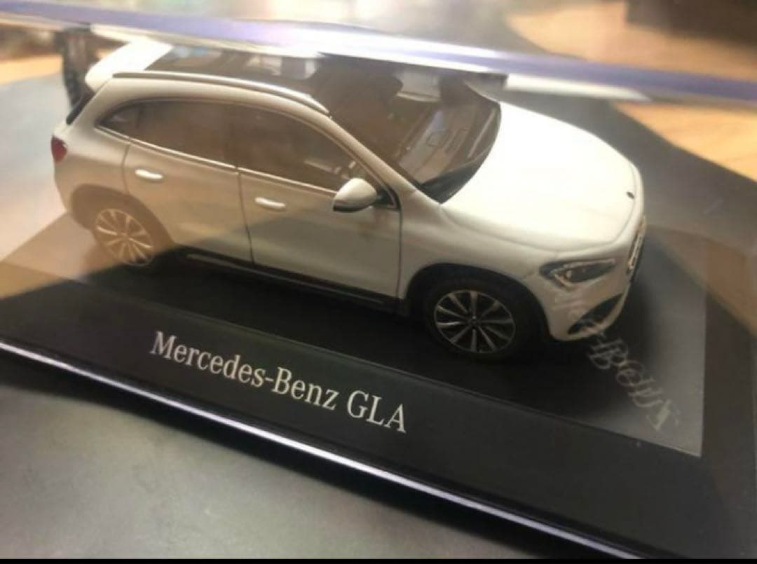 メルセデス　ベンツ　GLA 1/43 ミニカー　白　正規品　ディーラー購入