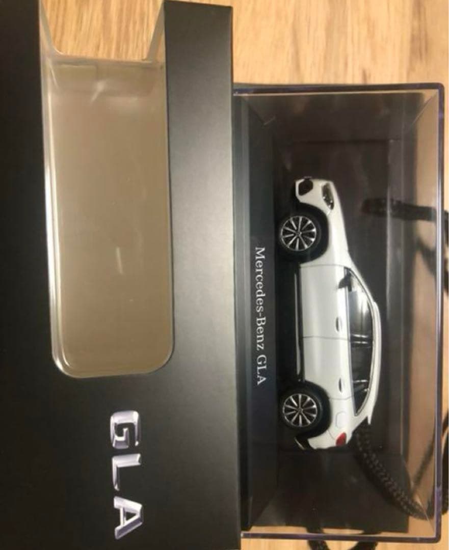 メルセデス　ベンツ　GLA 1/43 ミニカー　白　正規品　ディーラー購入