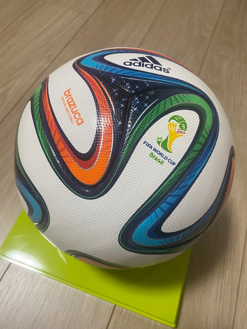サッカーボール5号球　マッチデー　公式球 ブラズーカ　adidas