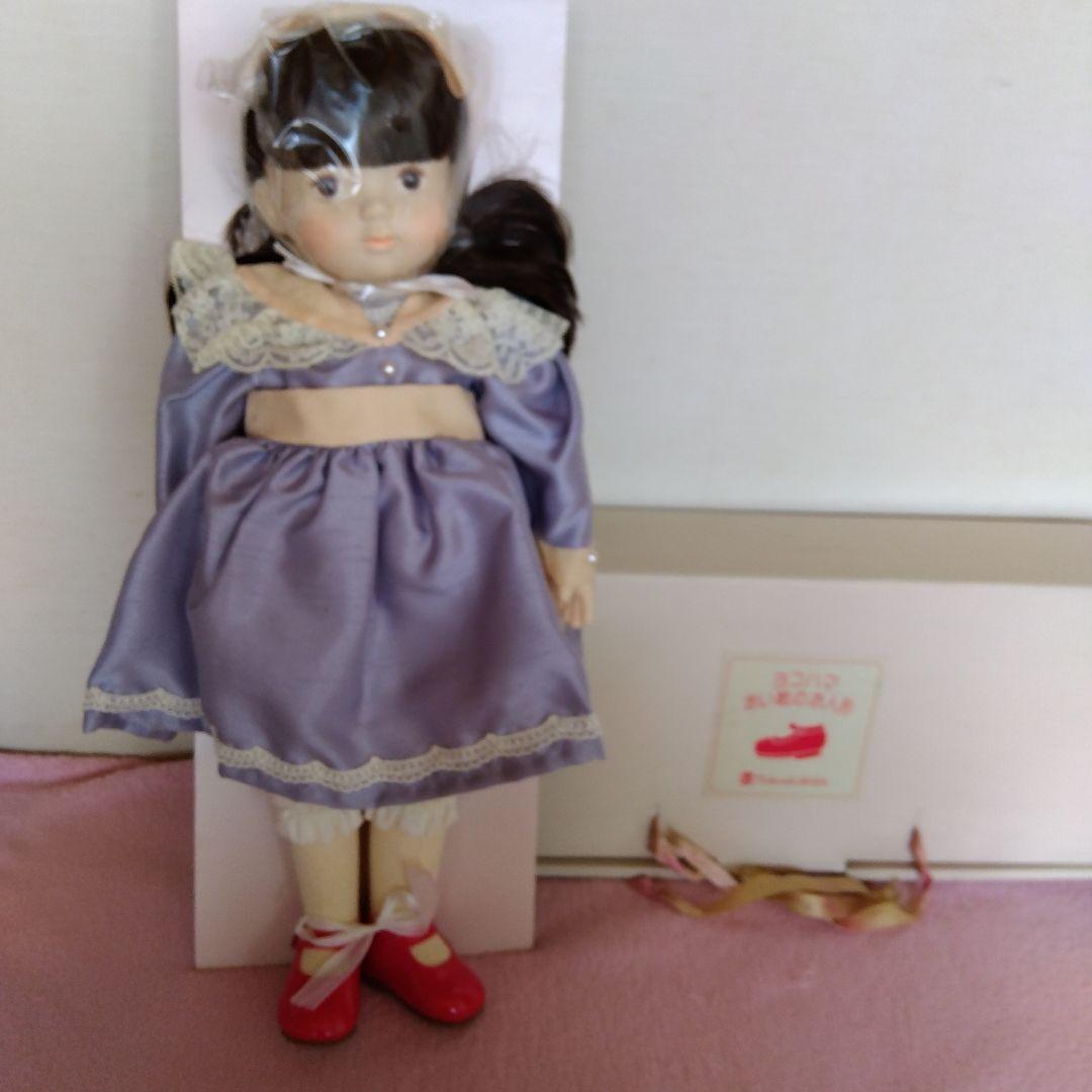 赤い靴を履いた人形