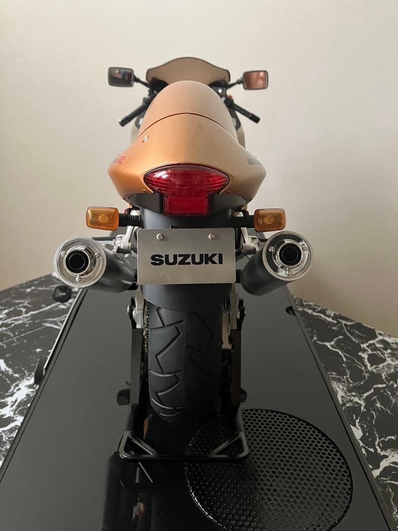 デアゴスティーニ SUZUKI GSX1300R 隼 組立完成品