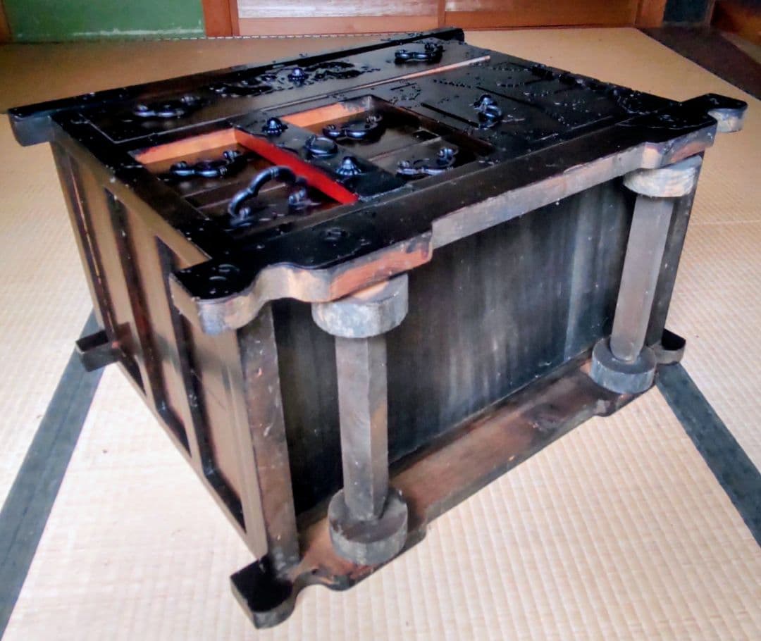 「大切に保管していました」伝統的な日本の木製タンス