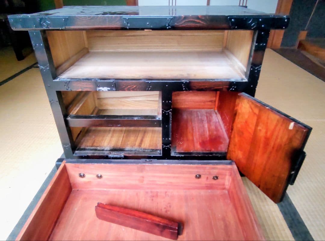 「大切に保管していました」伝統的な日本の木製タンス