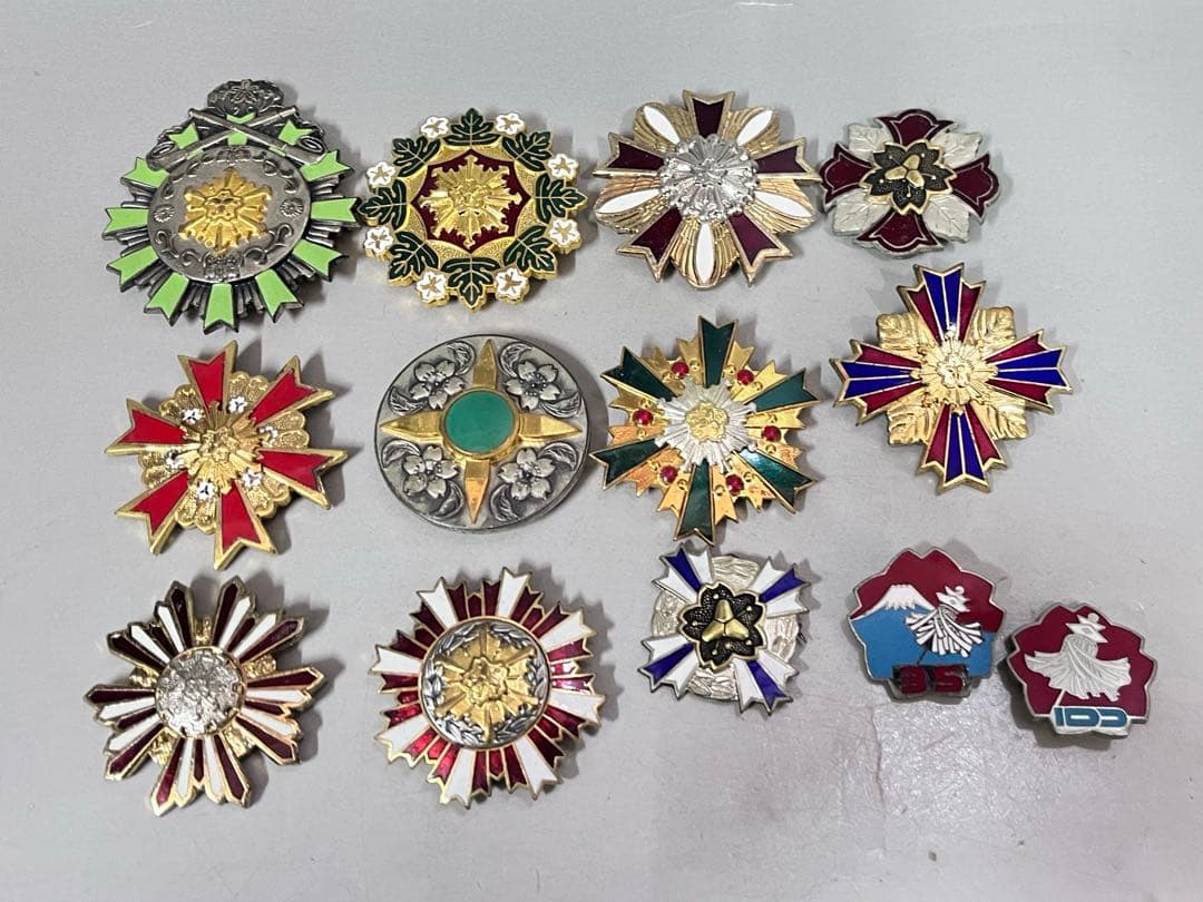 E642 勲章 消防 バッジ 功労章 記念章 記章 ２０点セット 記念品