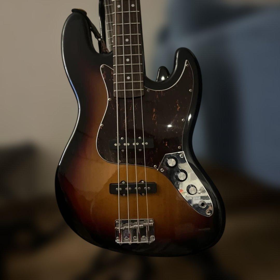 サンバースト 4弦エレキベース