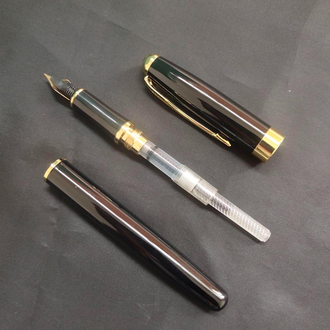 @黒い万年筆 金メッキ装飾 1