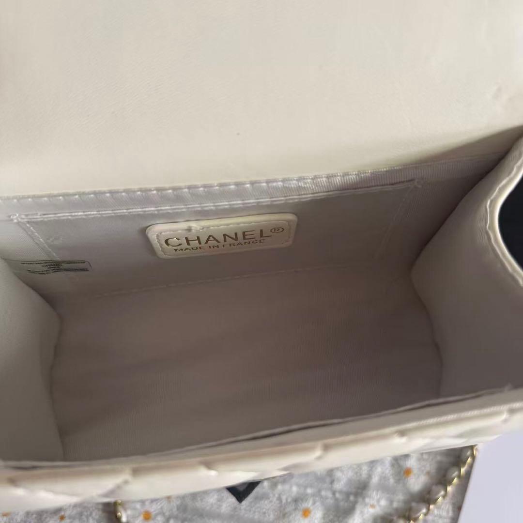 お値下げ中！ノベルティ ホワイト キルティング ショルダーバッグ VIP限定