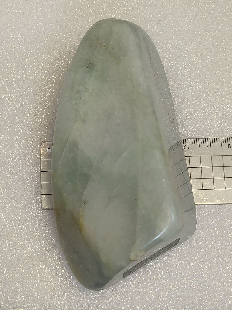 ミャンマー産 翡翠原石451g 薄いグリーンの色合い 光の透過が高い石質です。