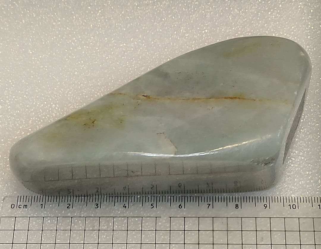 ミャンマー産 翡翠原石451g 薄いグリーンの色合い 光の透過が高い石質です。