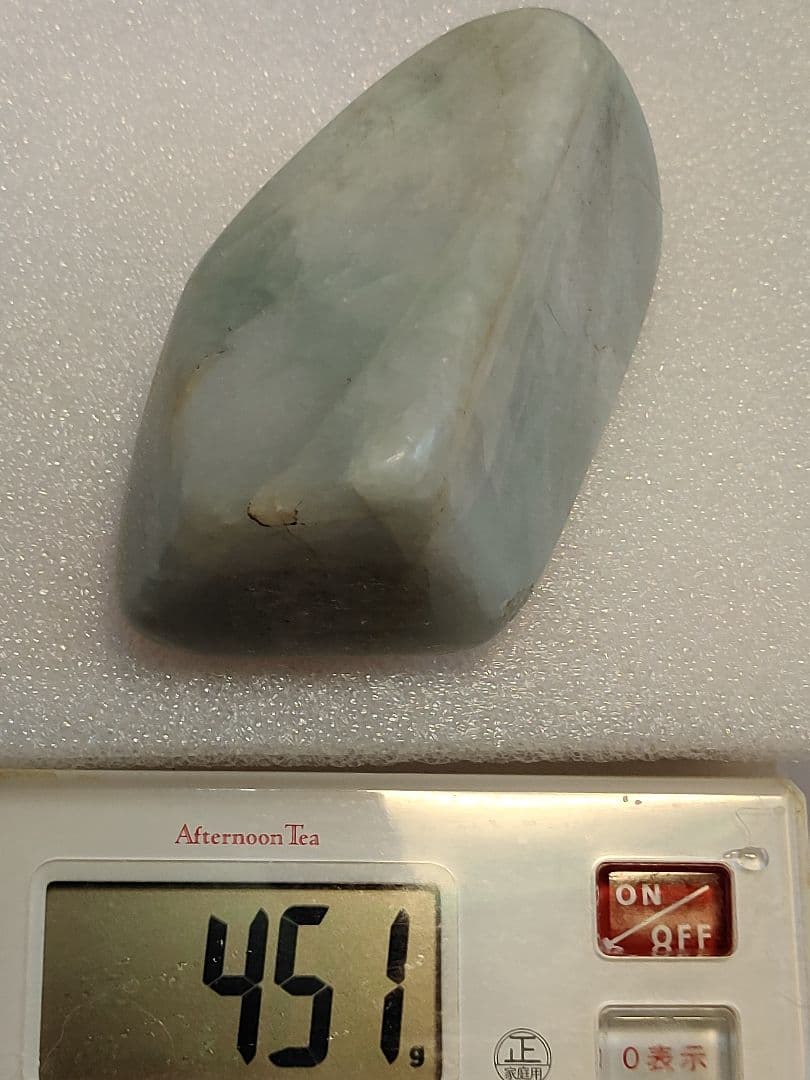 ミャンマー産 翡翠原石451g 薄いグリーンの色合い 光の透過が高い石質です。