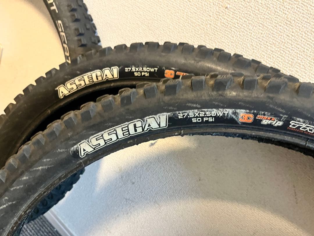 ダウンヒルタイヤセットASSEGAI 27.5 x 2.5 WT