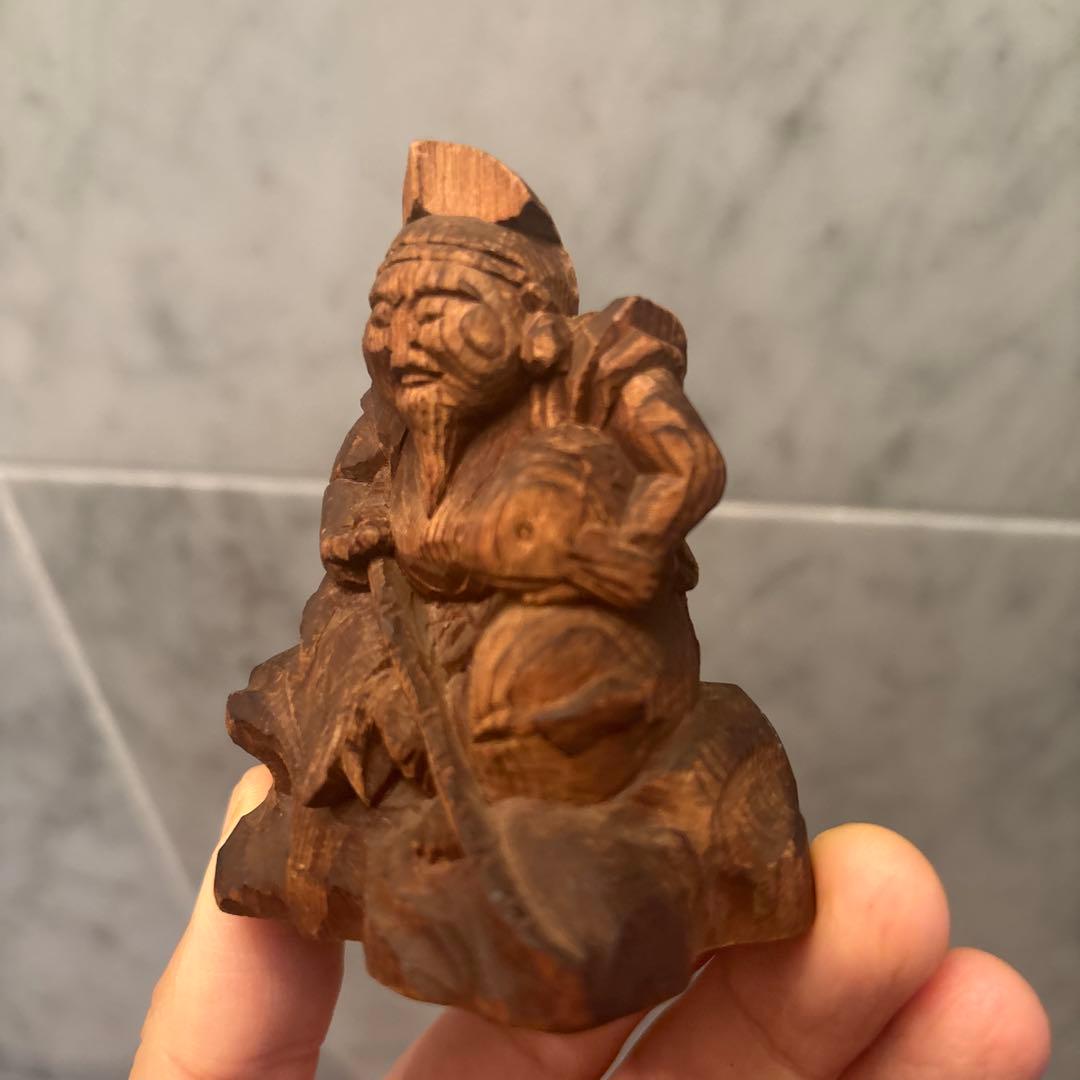 アンティーク明治時代　平和的なお顔で雰囲気のある恵比寿様の一刀彫の彫刻オブジェ