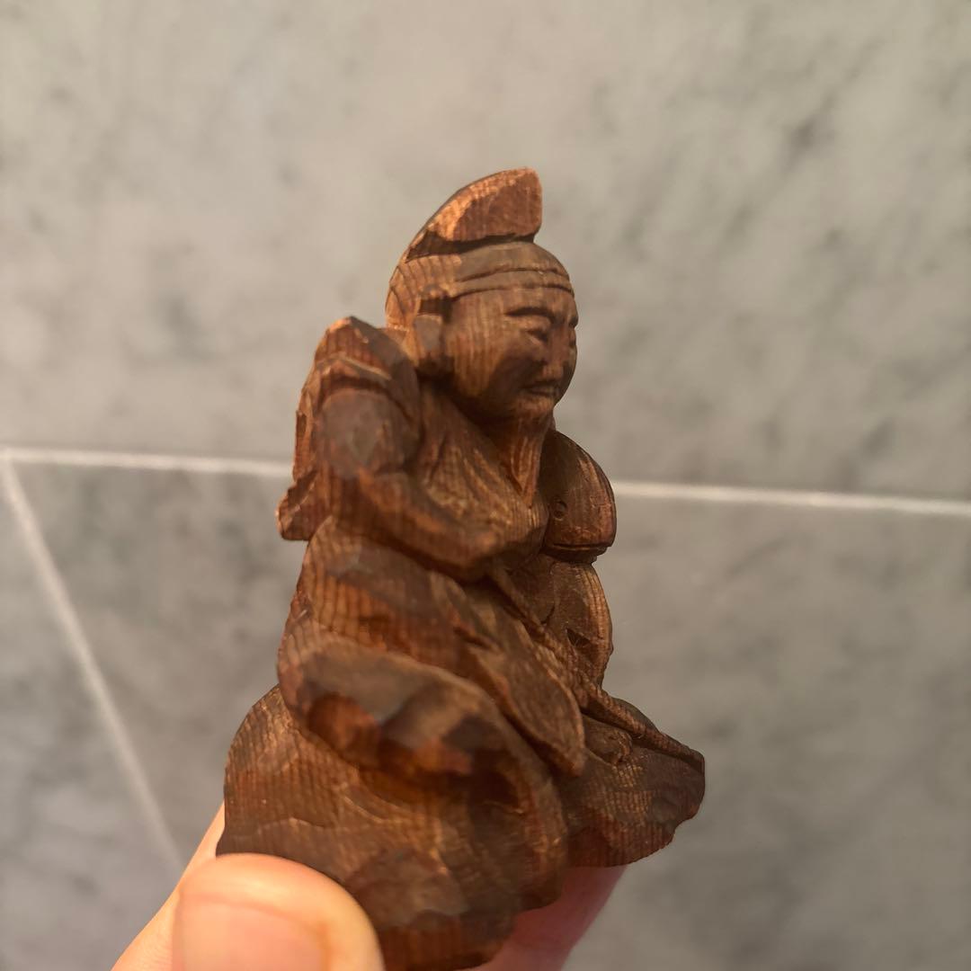 アンティーク明治時代　平和的なお顔で雰囲気のある恵比寿様の一刀彫の彫刻オブジェ