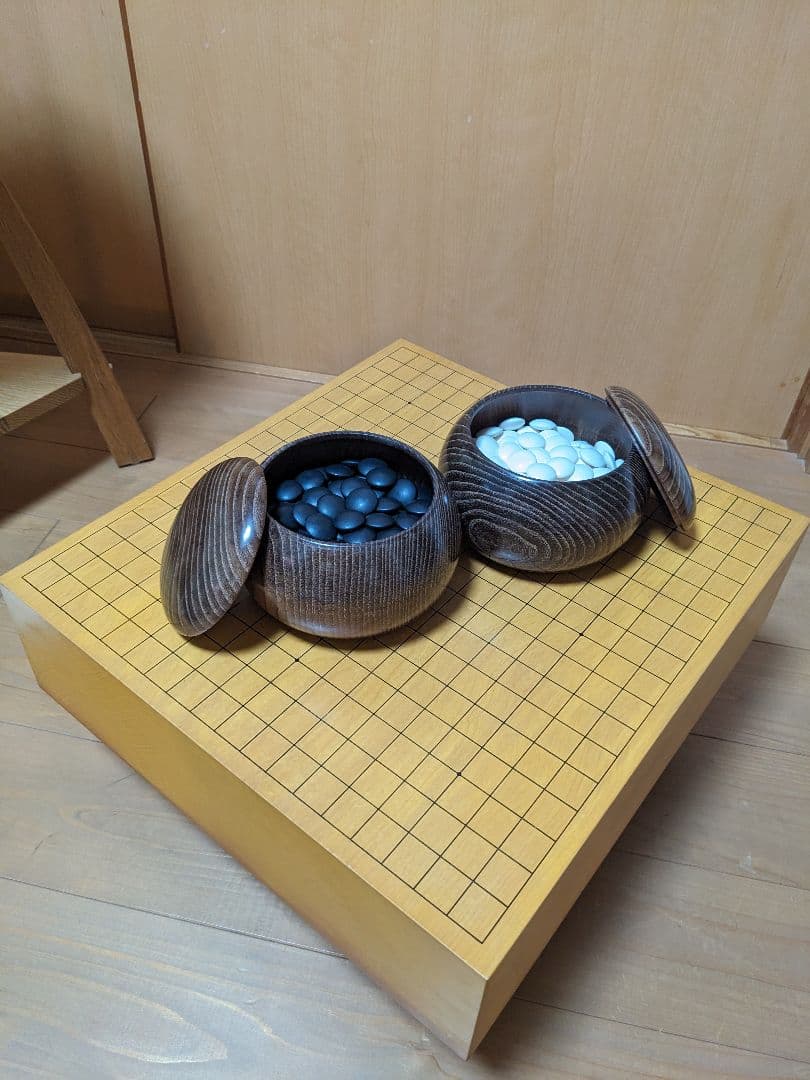 囲碁セット 4寸　脚付き　へそ付き　 蛤石　那智黒　碁笥セット