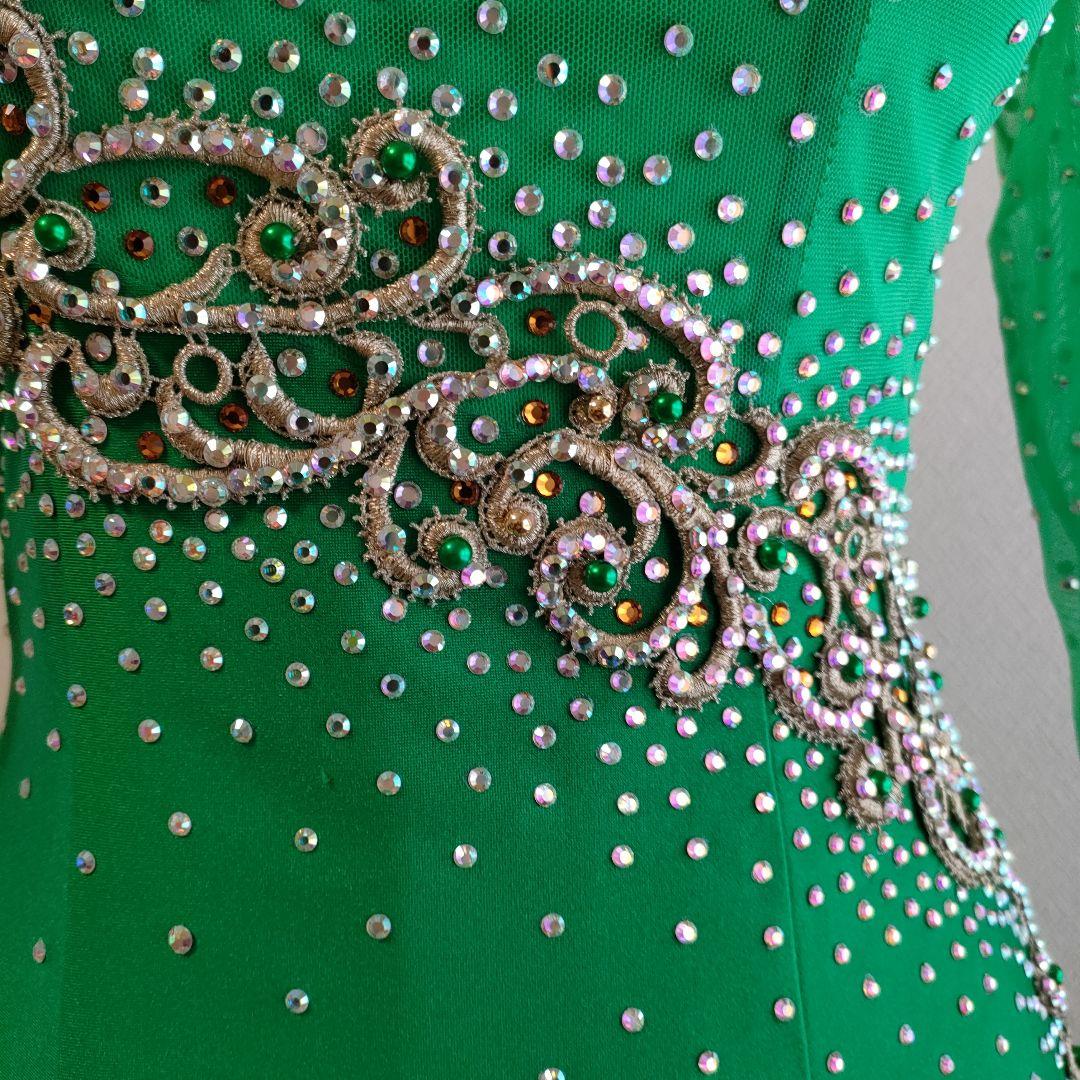 社交ダンス　とてもゴージャスで素敵な緑色のドレス