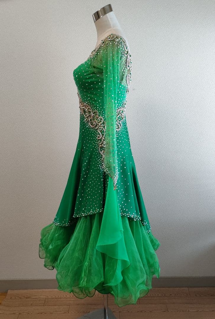 社交ダンス　とてもゴージャスで素敵な緑色のドレス