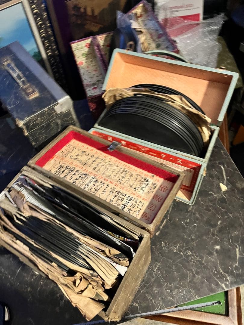 SPレコードが75枚、収納ケースに入ってます 収納ケース付き 歌謡曲、軍歌、浪曲