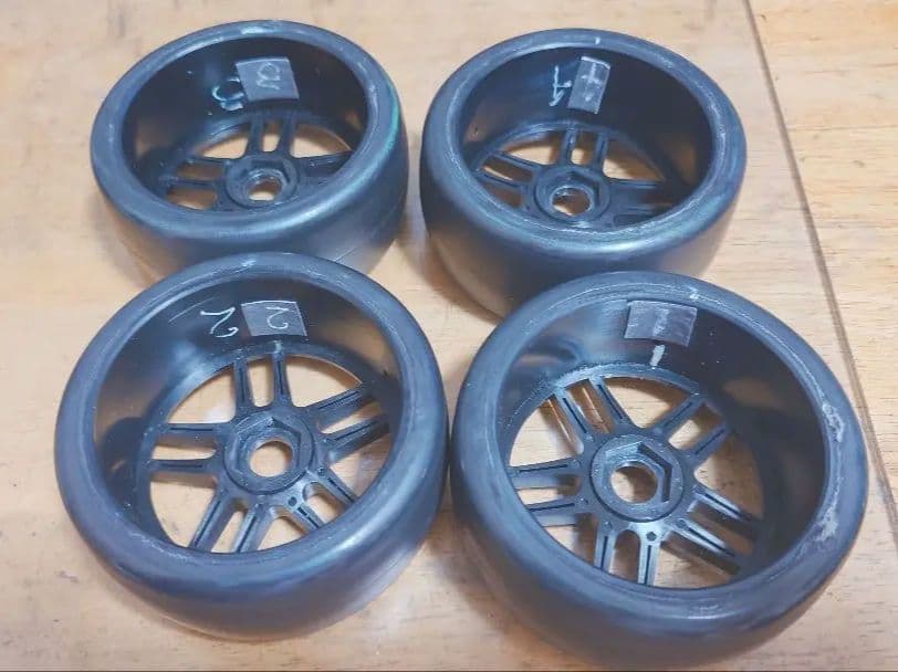 ＧＴクラス用（インファーノＧＴなど）タイヤ　７セットプラス　おまけタイヤ