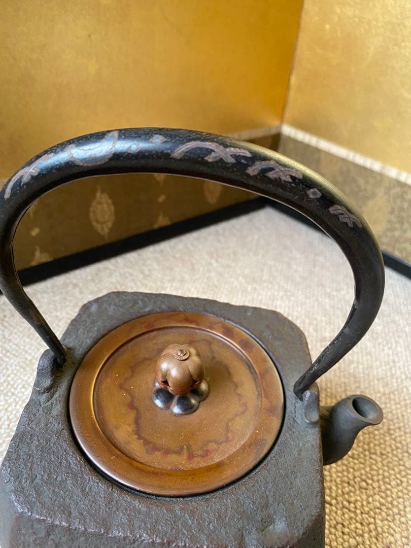 鉄山在銘　小さい鉄瓶　焼蓋付