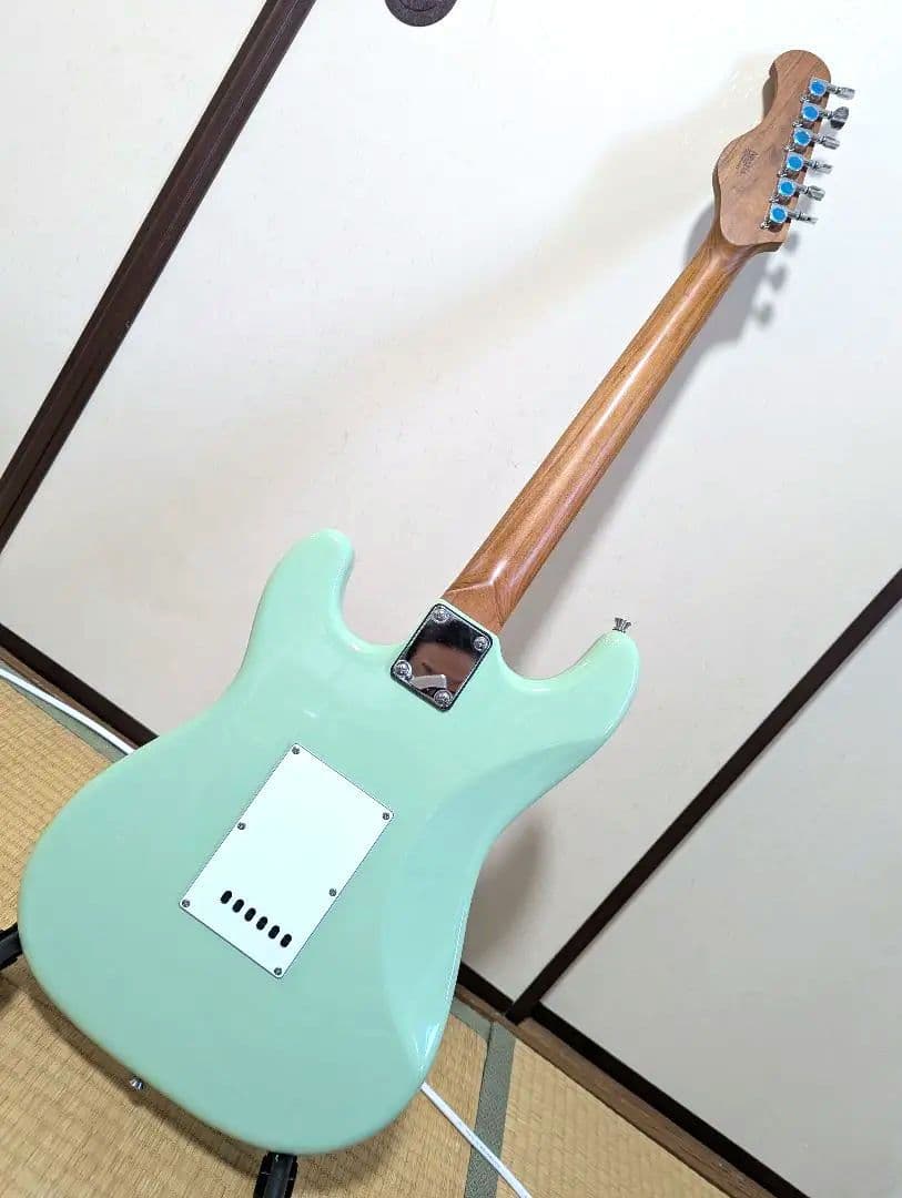 エリス‼️ネスティア‼️ストラトSSHタイプ エレキギター ‼️グリーン色‼️