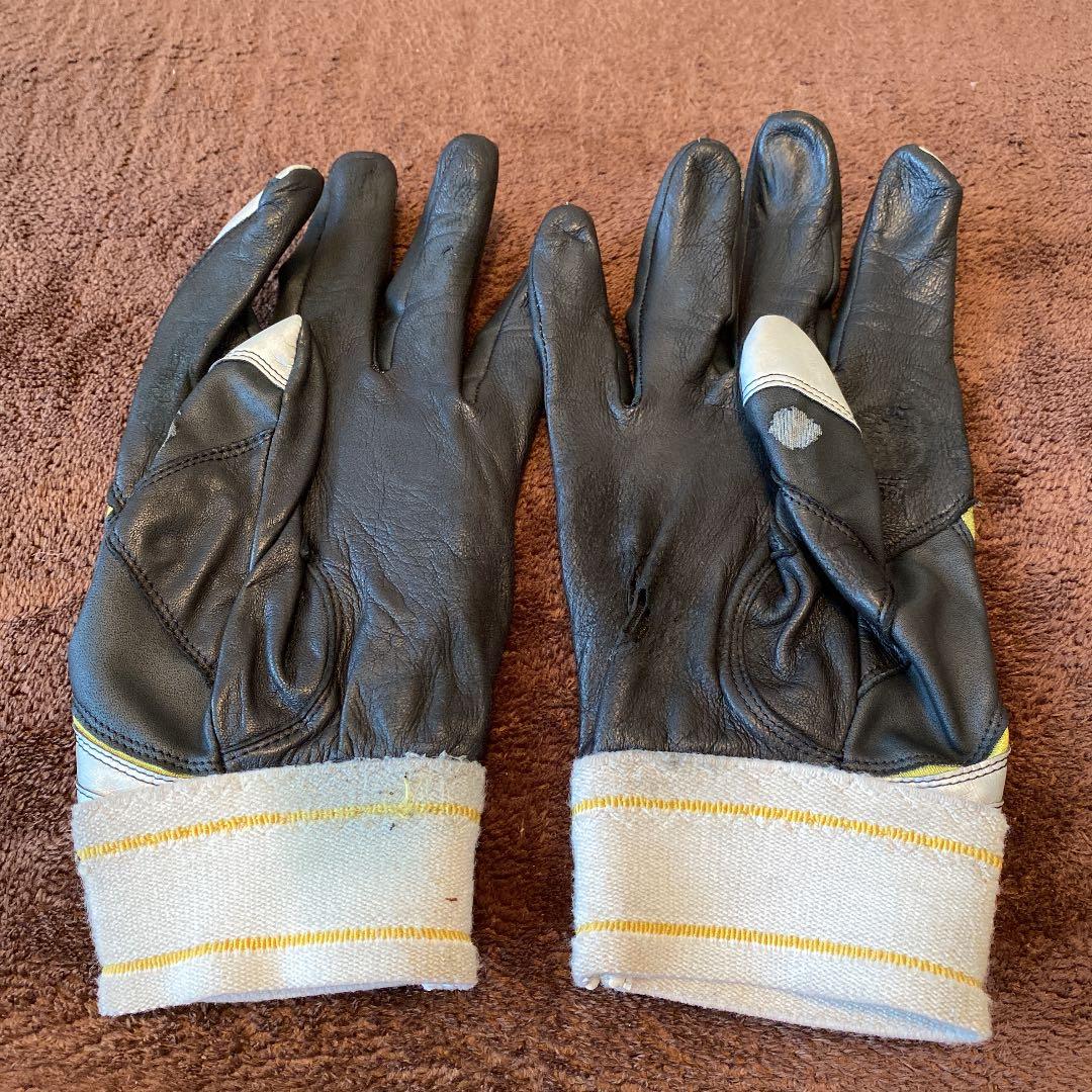 佐藤　都志也　選手　実使用バッティンググローブ