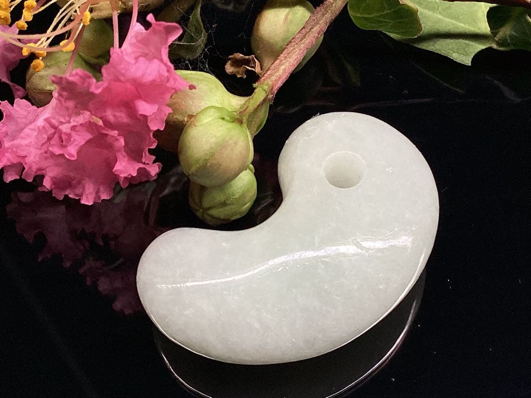 破格お値段です‼️氷アイスジェイド糸魚川翡翠勾玉　本物の守護石をお身近に鑑別書付‼️