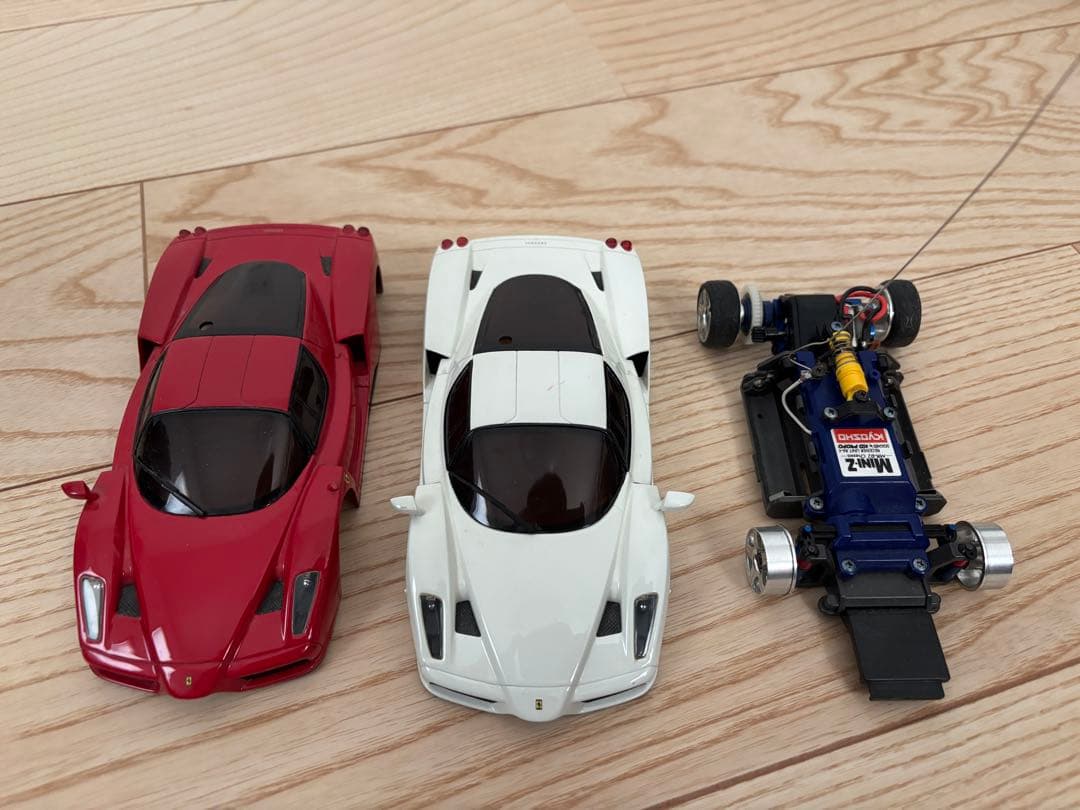 赤白ラジコンカーとミニカーセット