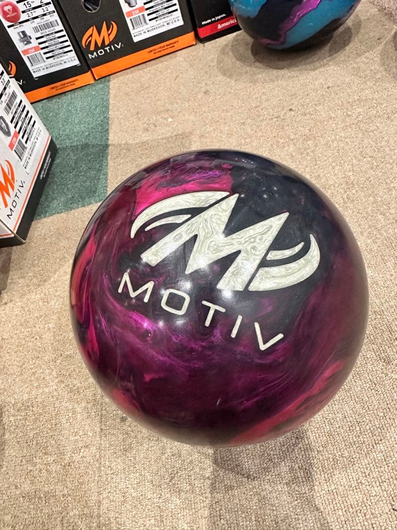 ★美品★モーティブ　クリムゾンジャッカル　15ポンド　ボウリングボール