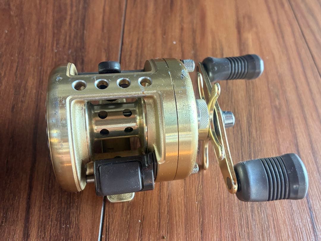 カルカッタ　100XT シマノ　Shimano CALCUTTA ベイトリール