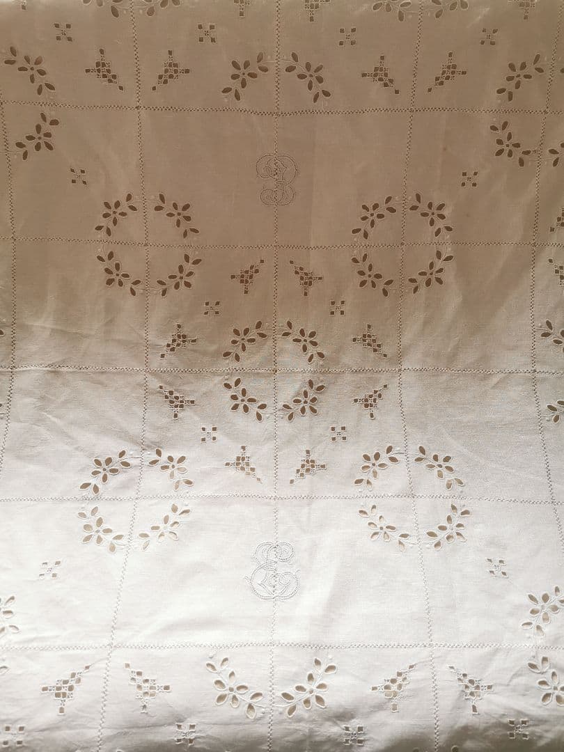 アンティークフランス アングレーズレース モノグラム刺繍＆カットワーク麻クロス
