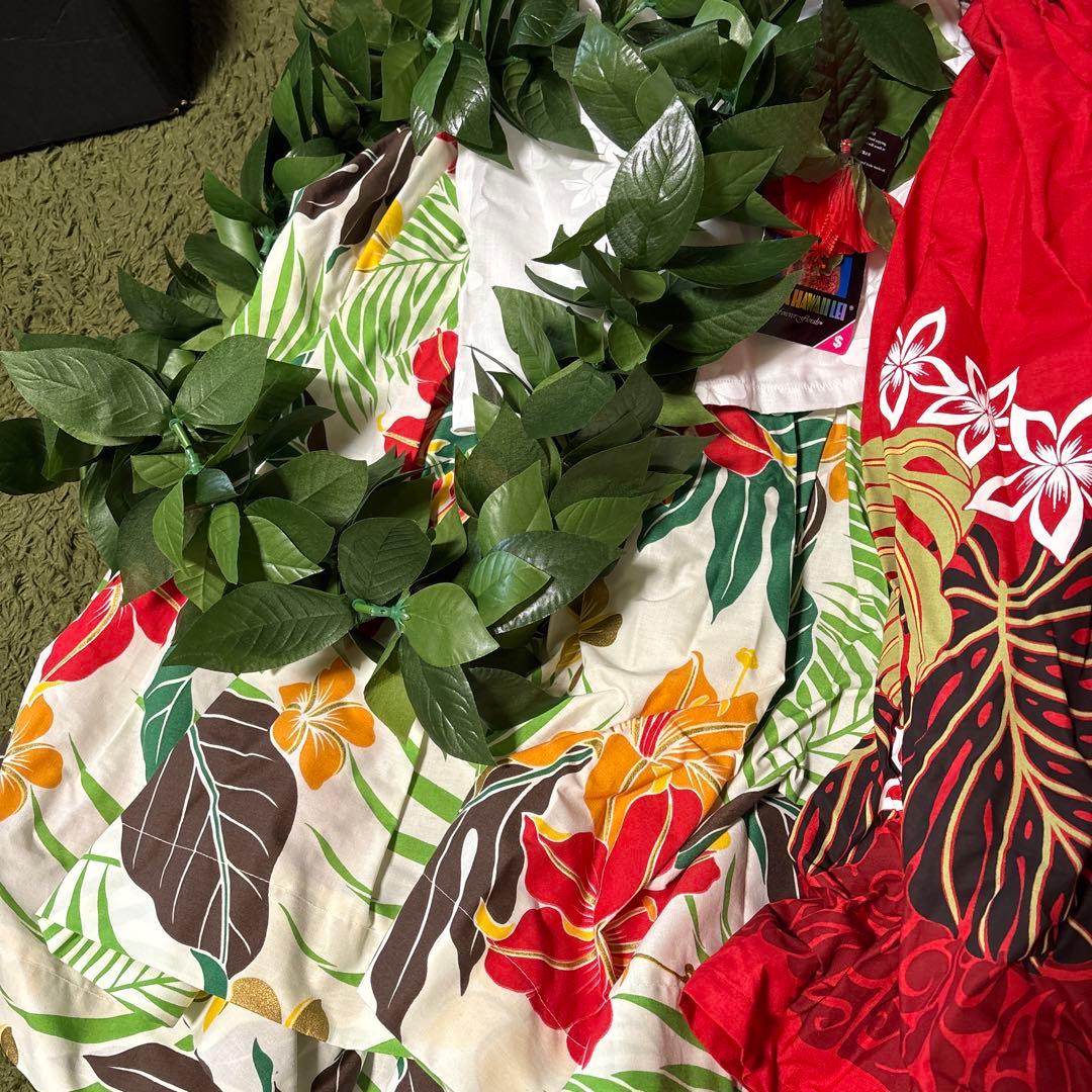 フラダンス用赤いスカートとレイ、ネックレスセット　写真のもの全てセットです