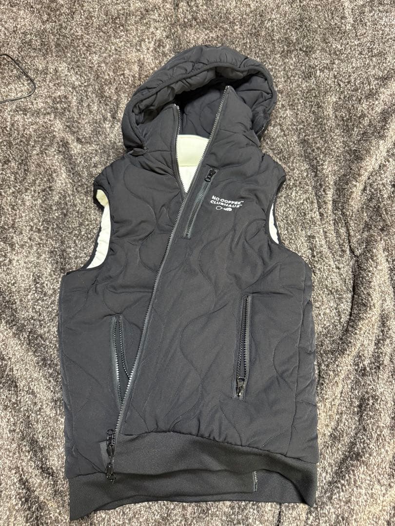 NO COFFEE CLUBHAUS フード付きダウンベスト　nogolf