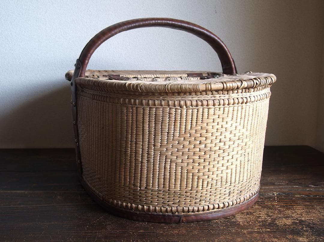 ふた付き 皮ハンドル大きなバスケット 民藝 パニエ かご細工 柳 籐/K351