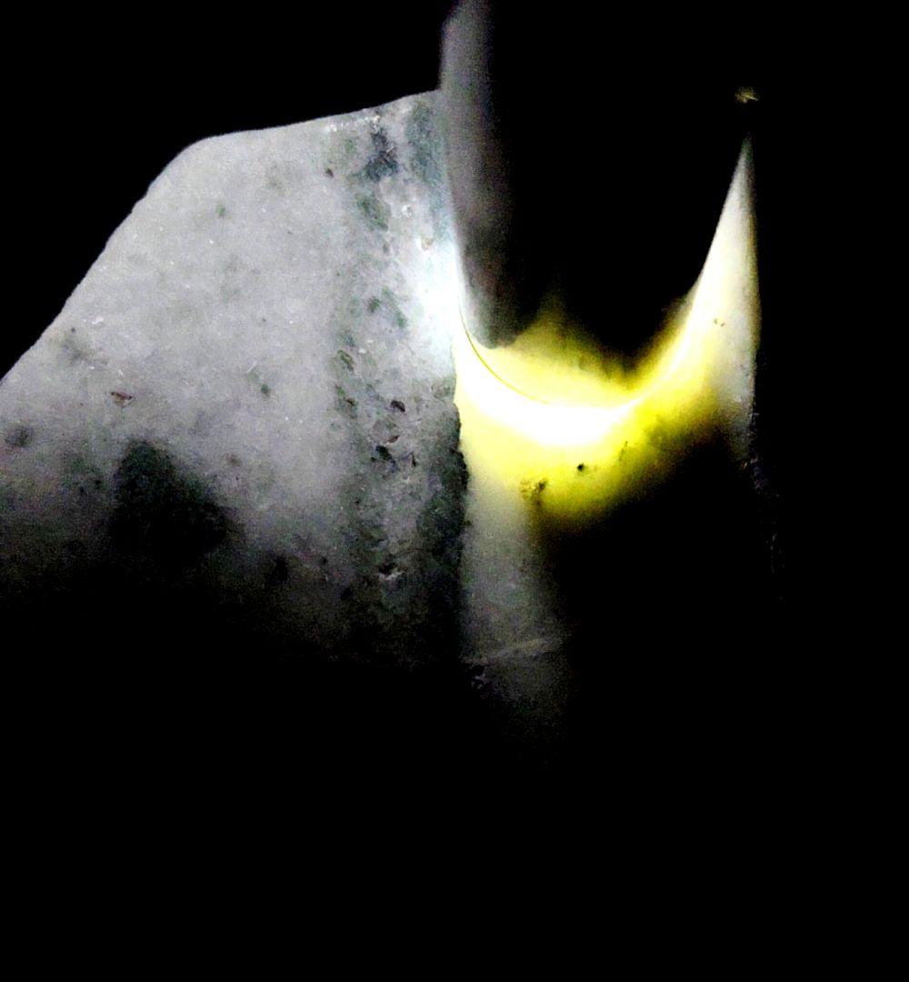 ★翡翠原石★稀少！下仁田翡翠【カチ割り・5面磨き577ｇ】