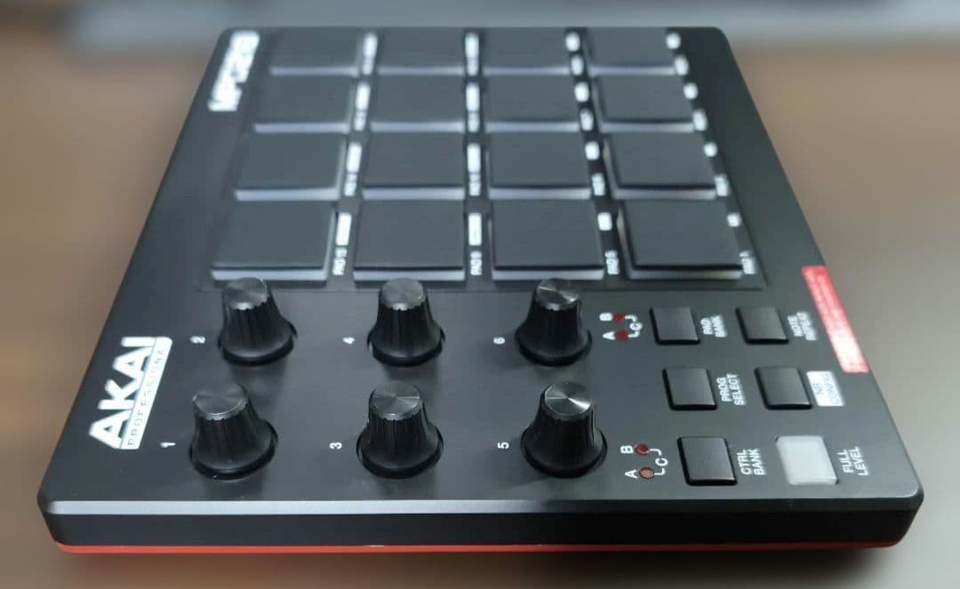 AKAI MPD218 MIDIパッド