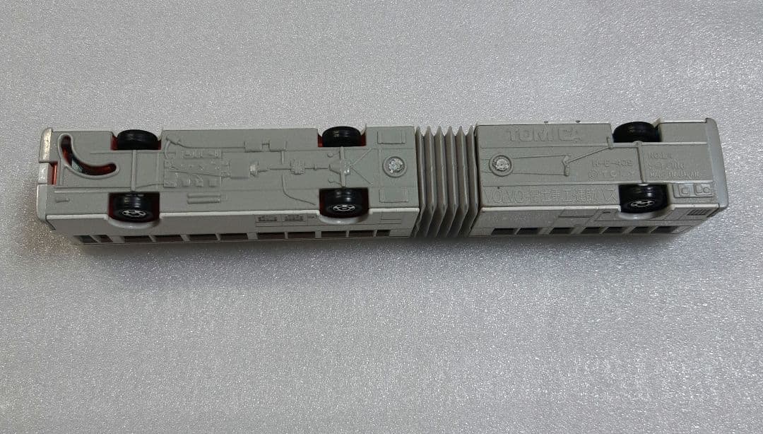 ロングトミカ L 04 VOLVO 富士重工 連節バス TOMY