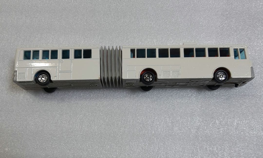 ロングトミカ L 04 VOLVO 富士重工 連節バス TOMY