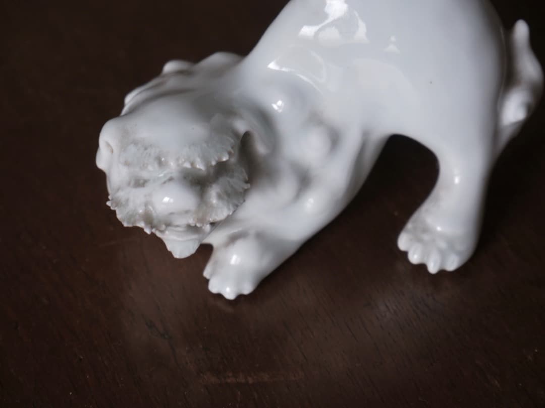 鍋島焼　白磁　獅子　置物　銘なし　アンティーク　Q2057